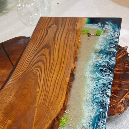 Blat stołu z drewna topoli połączony z żywicą w motywie oceanu — niebieskie fale i piaszczysta plaża